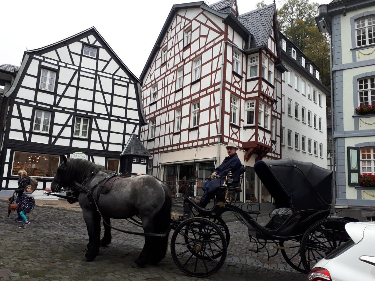 Uber Den Dachern Von Monschau Bagian luar foto
